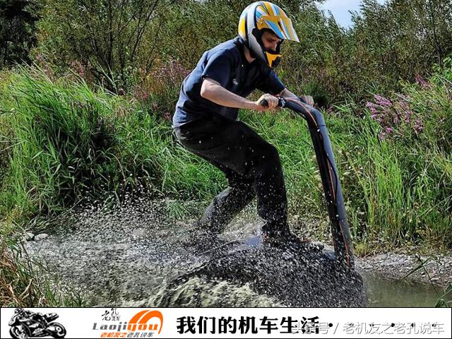 这台3万售价的履带式全地形摩托将一众ADV拉力摩托秒杀