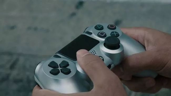 竟敢上班时间打游戏，英国警察利用赛车游戏提高驾驶技术！