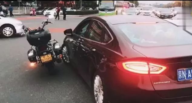 汽车嫌摩托转弯挡道，超车别了摩托，于是一场精彩骂战开始了...