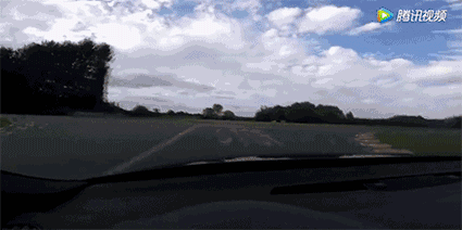 开着RS3在马路上狂飙200km/h，遇到路口后撞了个稀巴烂！