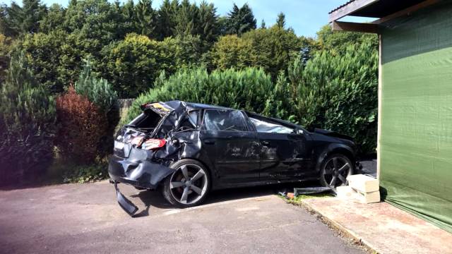 开着RS3在马路上狂飙200km/h，遇到路口后撞了个稀巴烂！