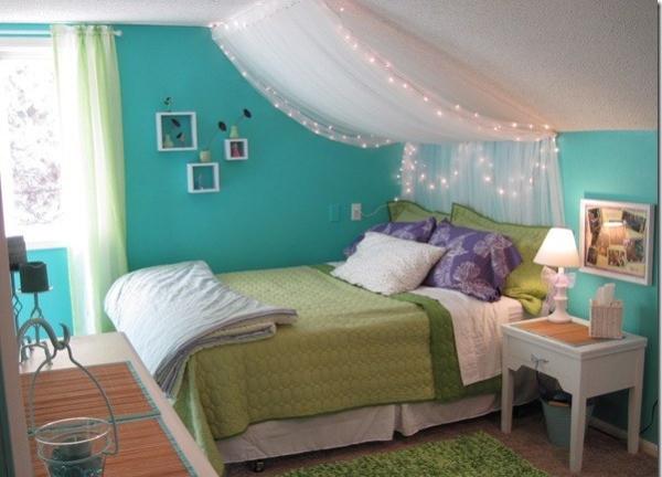 只要用一片薄薄的窗帘, 一个打孔机和一些串灯就可以给少女的房间施