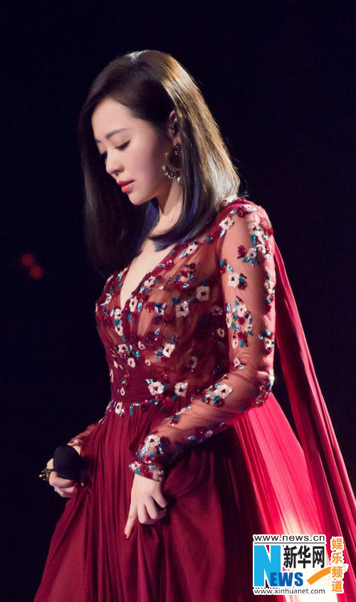 张靓颖在台上女神范十足,衣着得体,一到台下,她会尽可能的选择舒适的