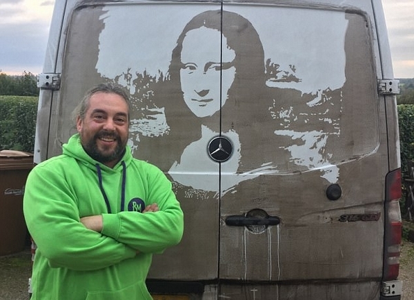 月25日报道,英国男子瑞奇(ricky minns)用手指在汽车外壳的污垢上作画