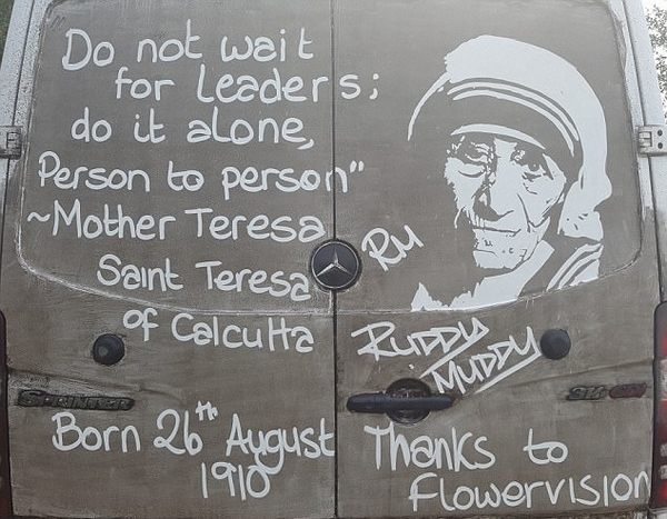 英男子在汽车污垢上作画 被赞"当代梵高"|梵高|林赛|达芬奇_新浪新闻