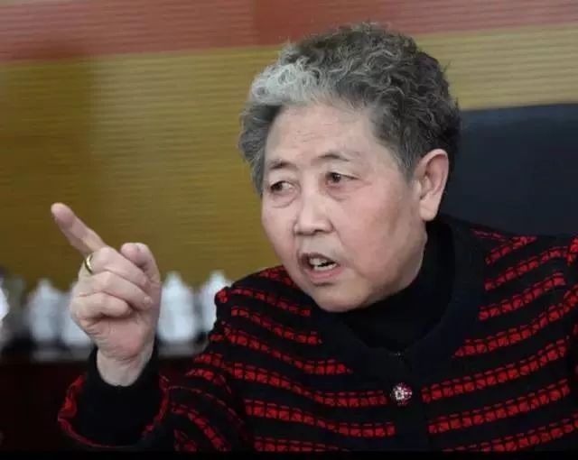 从摆摊卖凉粉的老板,到贵州省女首富,老干妈经历了"神奇"的逆袭之路她