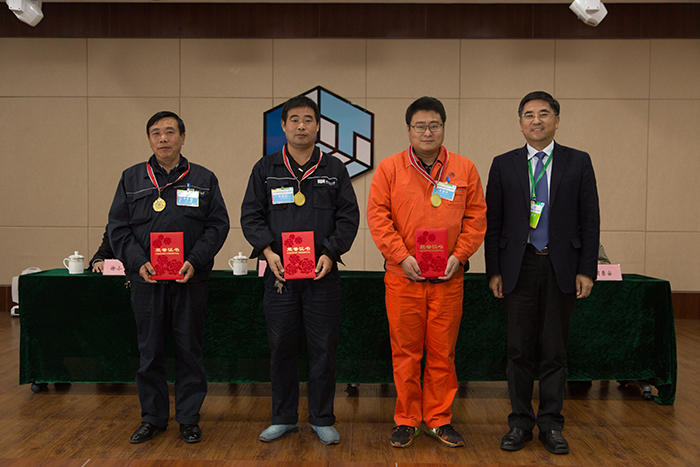 黄鑫获门机(16t)操作第一名,南京港选手李加成获岸桥(40t)操作第一名