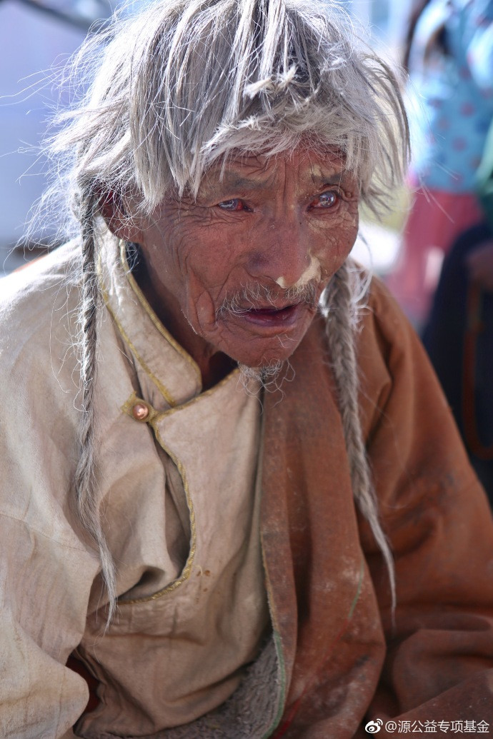 王源17岁就忙于公益帮助200位老人重获光明