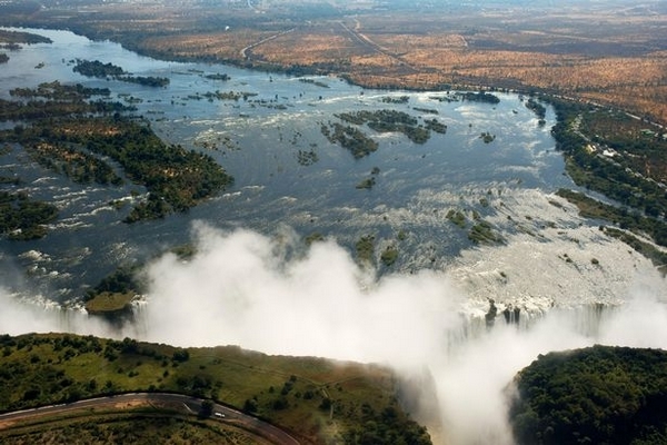 胆小者勿靠近!赞比亚"魔鬼池"俯瞰维多利亚瀑布