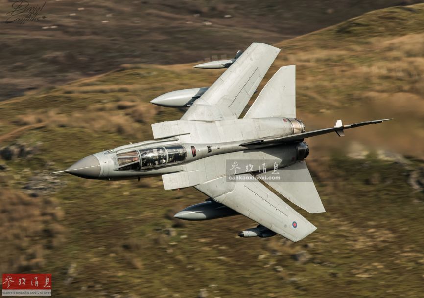 点击图片进入下一页"狂风"攻击机剪影.