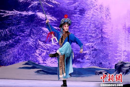 天津京剧小花张梦瑶技惊四座图