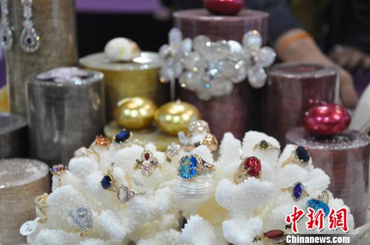 第十四届梧州宝石节开幕 创意人工宝石产品吸睛