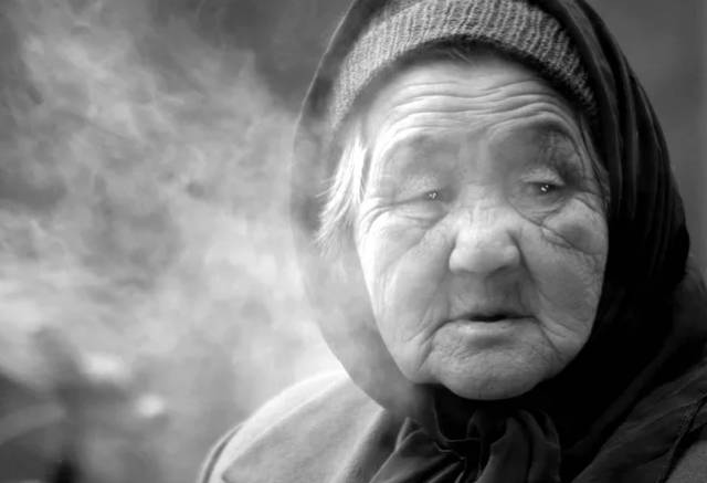 这个故事很短很深看哭了数万人转给子女看看