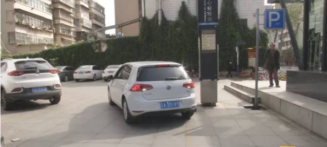 昆明出现“女性专用车位”！ 你怎么看？