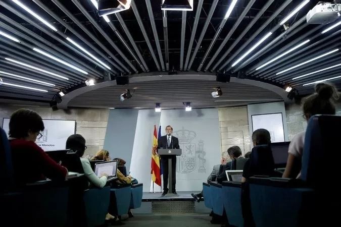 西班牙首相拉霍伊在首相府发表讲话.(欧洲新闻图片社)