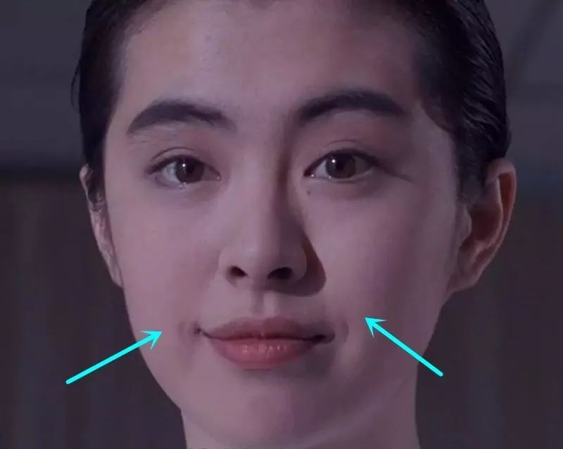 微笑的时候笑弧不算明显,这种嘴角有钩的笑弧也很难得女神王祖贤不笑