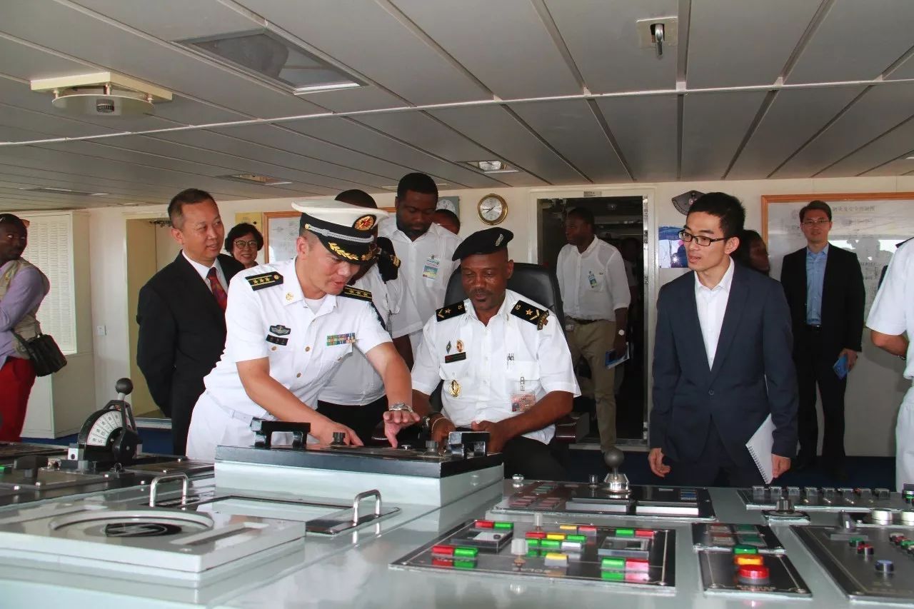 和平方舟医院船首访安哥拉,当地民众舞动"中国龙"|海军|方舟|安哥拉