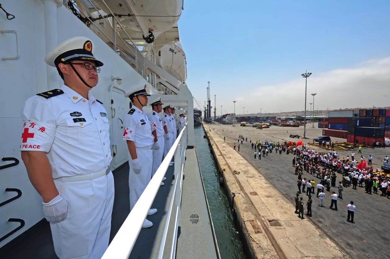 和平方舟医院船首访安哥拉,当地民众舞动"中国龙"|海军|方舟|安哥拉