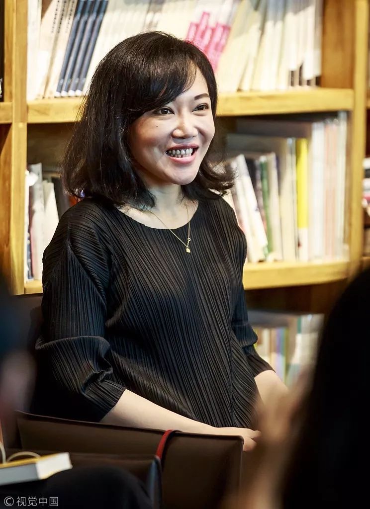 2008年起,张悦然开始主编主题杂志《鲤》,聚集了周嘉宁等青年作家.