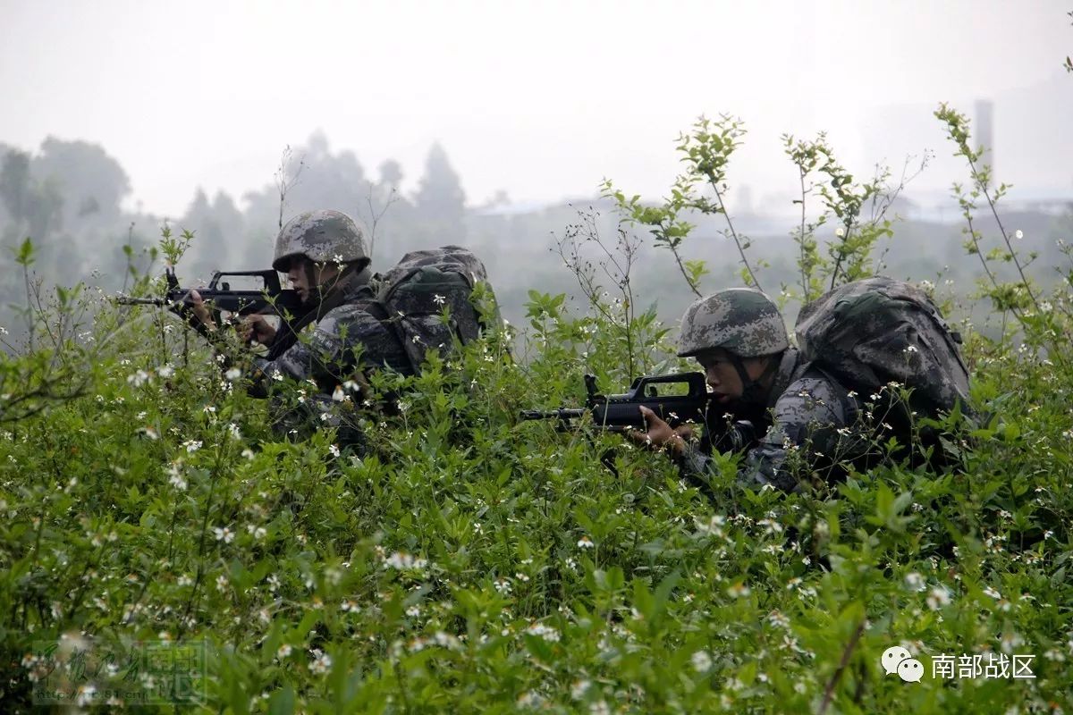 第75集团军某旅组织班战术综合演练