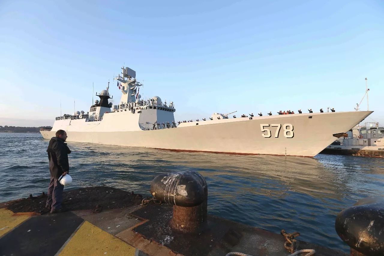 当地时间10月18日上午,由东海舰队导弹护卫舰黄冈舰,扬州舰和综合补给