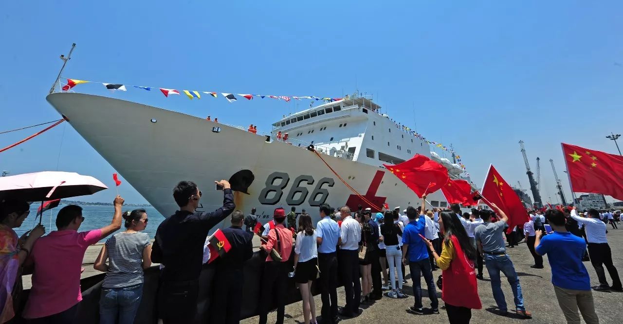 和平方舟医院船首访安哥拉当地民众舞动中国龙