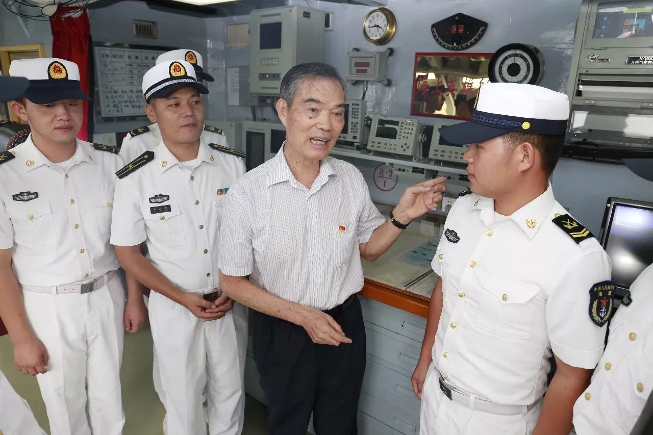 八一勋章获得者麦贤得回娘家和水兵共话十九大