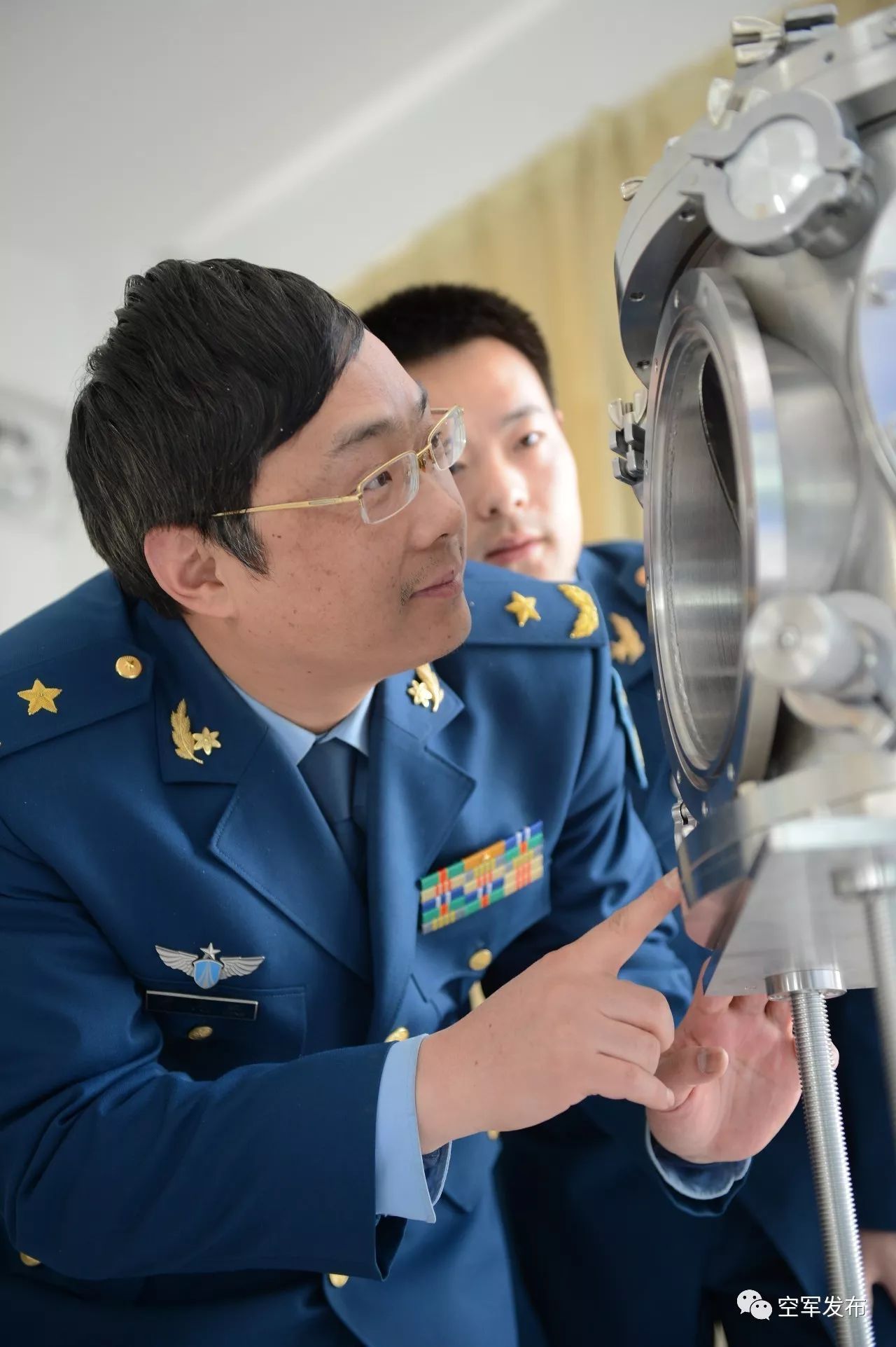 十九大代表风采工程大学教授李应红托举战鹰翱翔蓝天