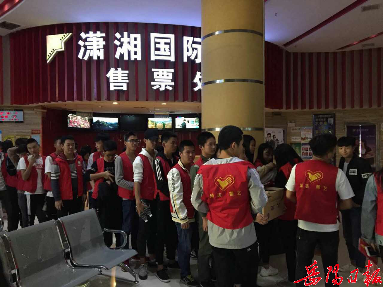 影院请百名贫困生免费看电影