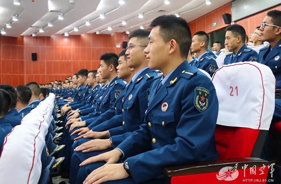 这个十月感受十九大精神在空军部队激荡起的