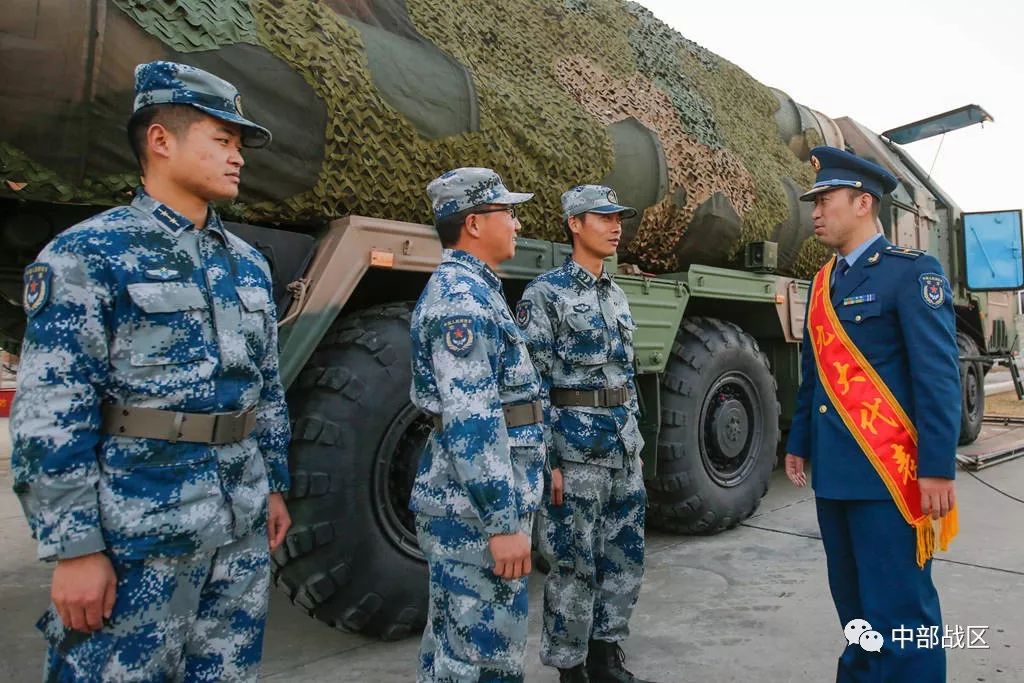 空军地导某旅英雄营营长王春田发射架下聚焦打赢献计策
