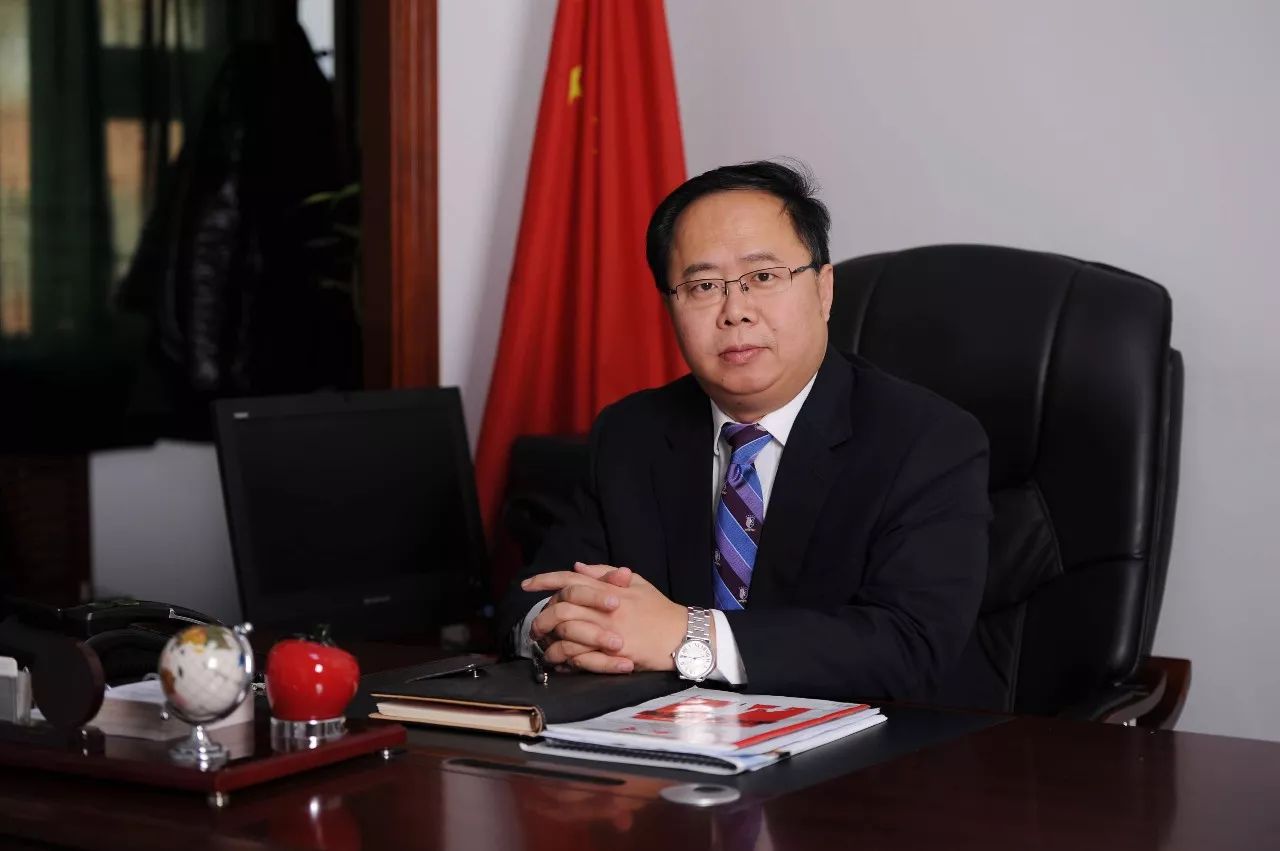 哈六中校长何伟在接受生活报记者采访时说:"六中被誉为最美校园,环境