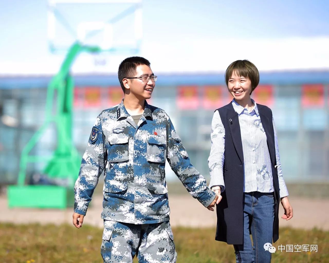 "军人为卫国使命可以舍弃一切,可以一次次推迟和爱人踏上红地毯,但会