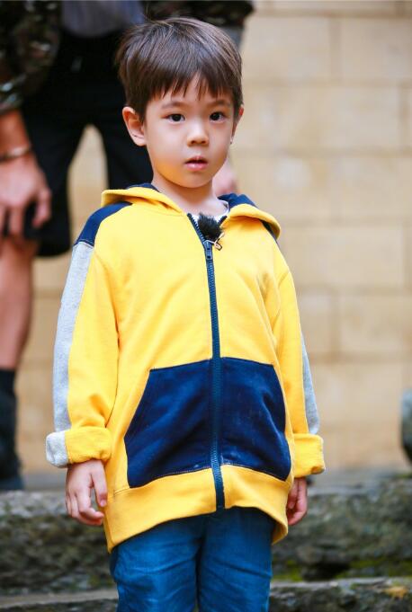 嗯哼 近期《爸爸去哪儿》中,嗯哼再次离开爸爸一个人完成任务,然而嗯