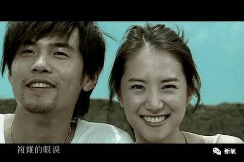 当时年仅20岁的刘荷娜被周董看中,并担任周杰伦第七张专辑《白色风车