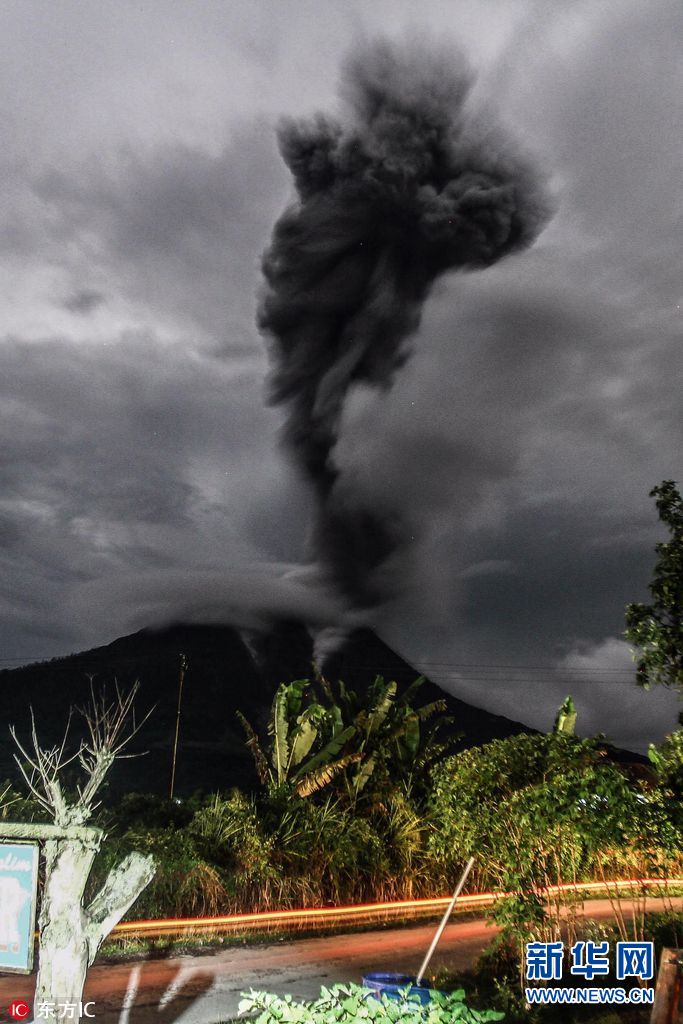印尼锡纳朋火山持续喷发火山灰厚如蘑菇云冲破天际
