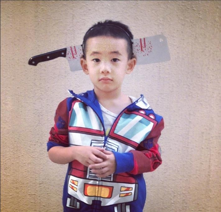 山鸡哥翻版应采儿晒照jasper头扛大刀酷帅呆萌