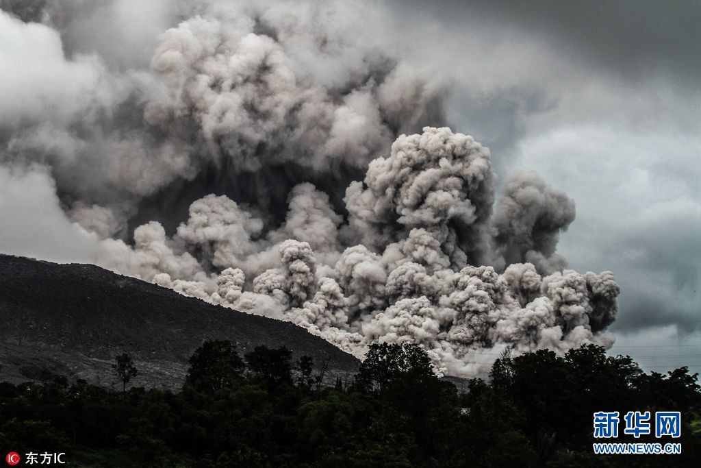 印尼錫納朋火山持續噴發火山灰厚如蘑菇雲衝破天際