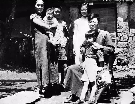 华罗庚放弃国外大好机会,到联大只能租住农家牛棚,一晚上被牛虱咬得