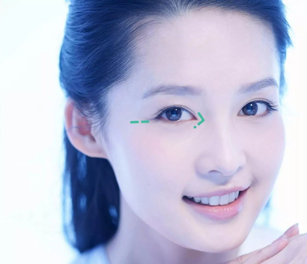 脸型不是过于女性化的瓜子脸和鹅蛋脸,而是带下颌角的小方脸,让她看