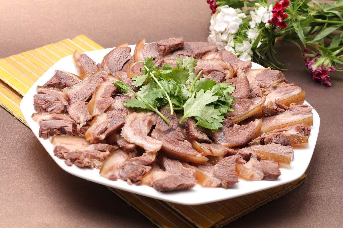 白切狗肉八大碗在诸暨不同区域有不同的做法,比较有代表性的是马剑八