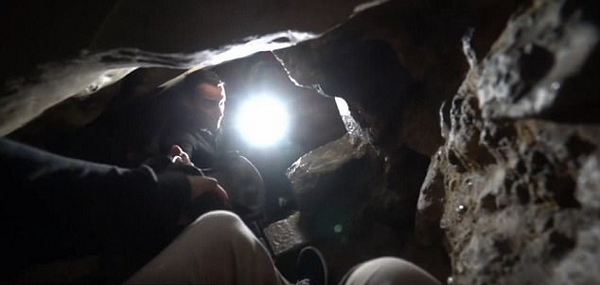 美城市探险家探索巴黎地下墓穴遍地白骨令人心惊