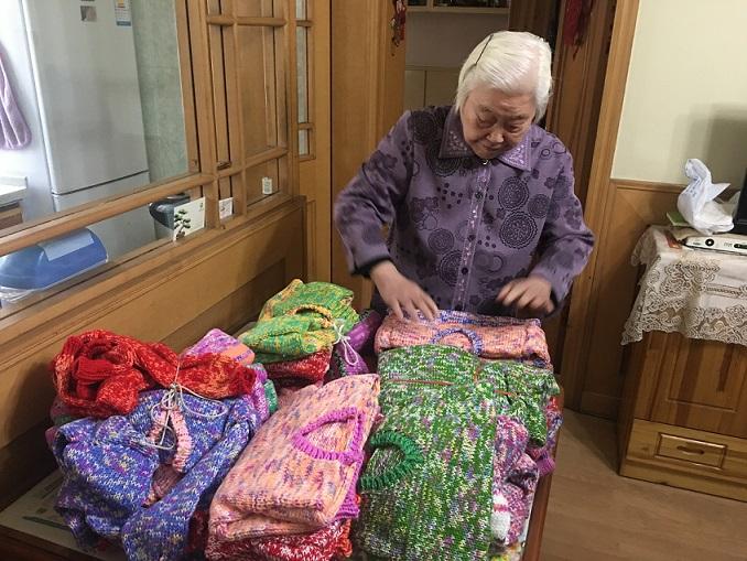 感动87岁老人织600件爱心毛衣送孤儿并登记无偿器官捐献