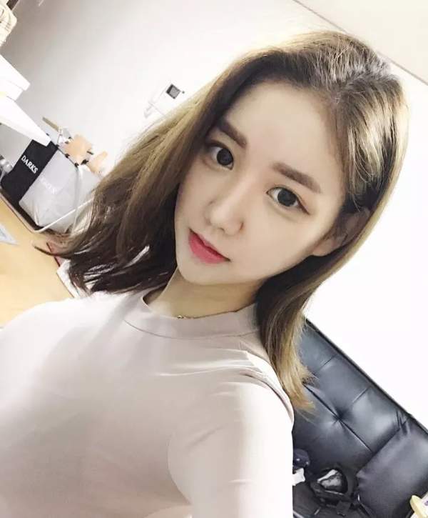 韩国最强娜美身材主播新照长发飘飘美腿勾人图