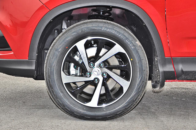 轮胎方面,配备了路航trailblazer clv2轮胎,规格为225/60 r17.