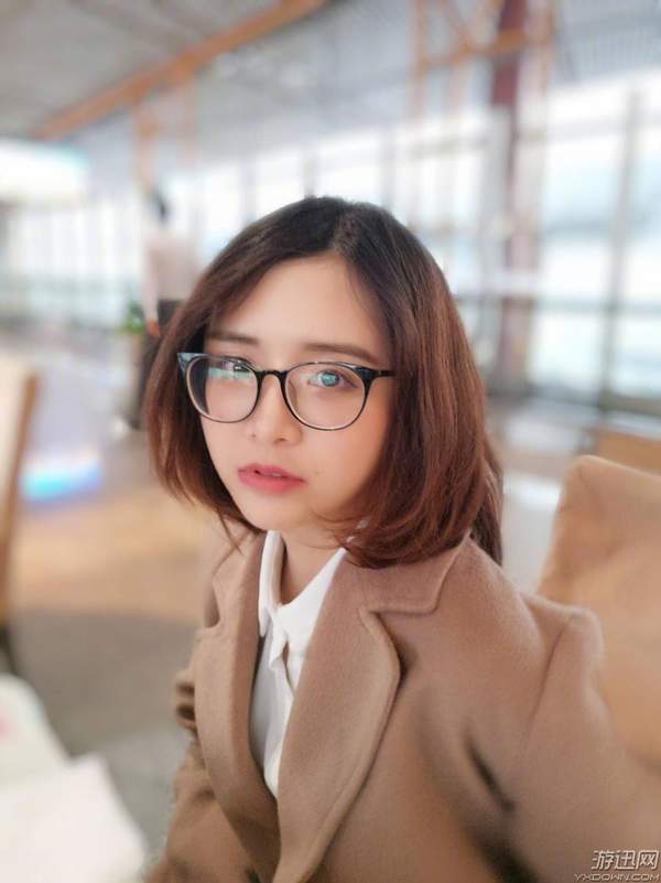 值得一提的是,上次陈一发戴眼镜的时候穿的是水手