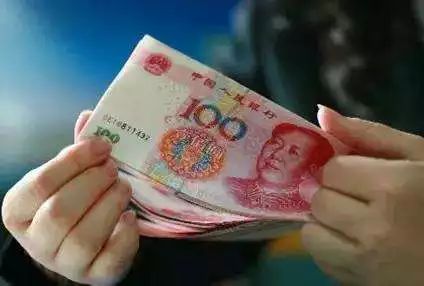 男子离婚后不付前妻补助费 法官反塞给其50元
