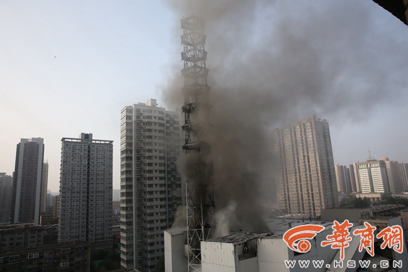 西安南门外百米烟囱起火 消防初步判断原因