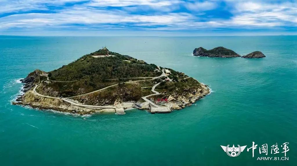 中国陆军之声夜读用紧握钢枪的温度拥抱军旅