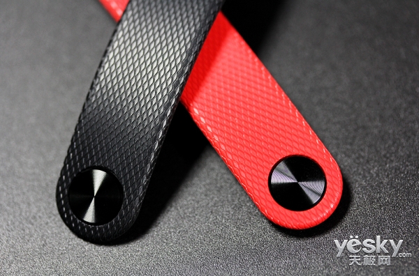 黑红明骚组合 腾讯pacewear s8社交手环图赏